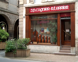 Faade de la boutique Cognier Terrier  Mirecourt.