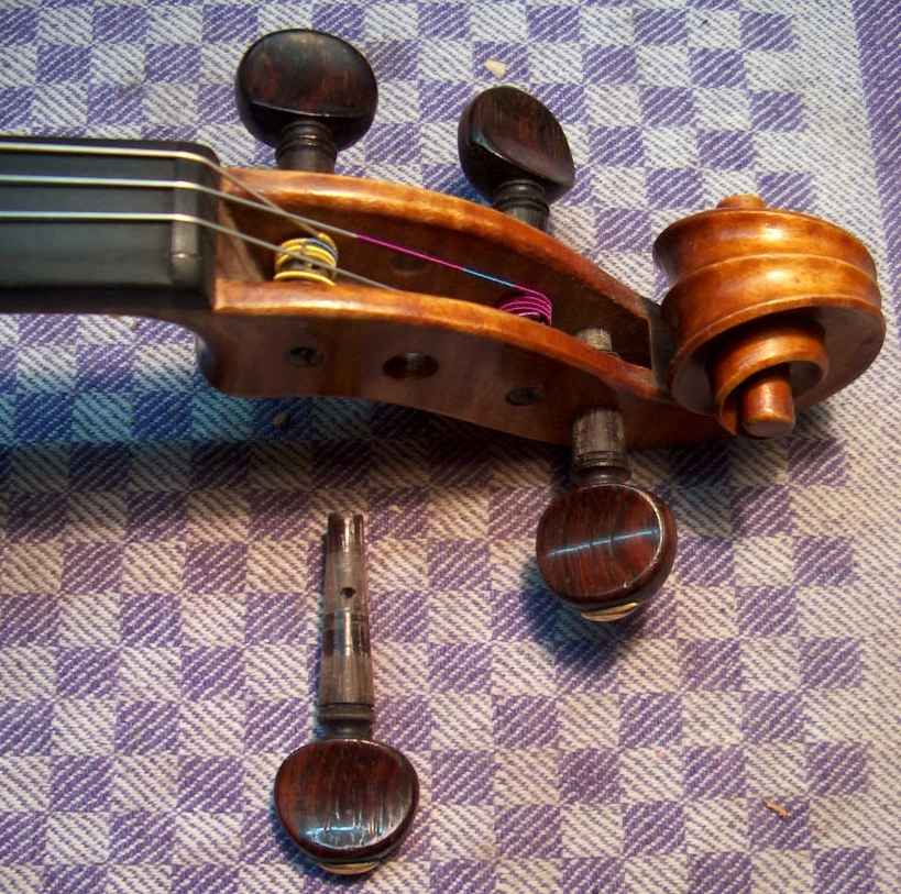 Graisssage des chevilles d'un violon.