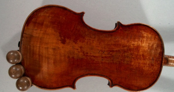 Vis  tabler sur un violon.