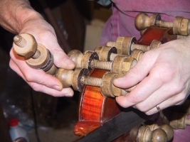 Pose de vis  tabler sur un violon.