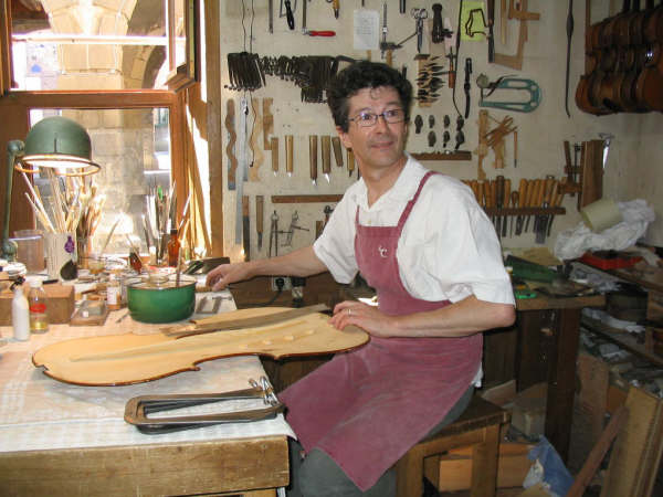 Roland Terrier, Luthier à Mirecourt.