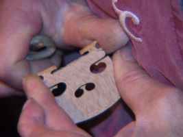 Taille des pieds d'un chevalet de violon.