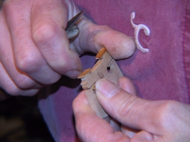 Taille des pieds d'un chevalet de violon.