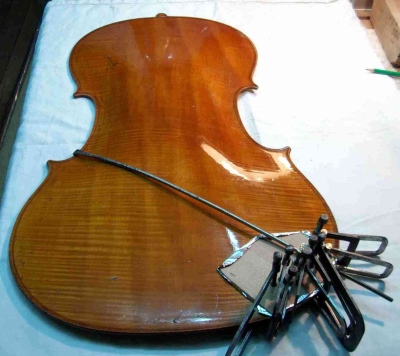 Restauration d'un fond de violoncelle de Pillement.