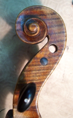 Restauration d'une tête de violon.