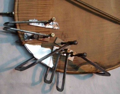 Restauration d'un fond de violoncelle de Pillement.
